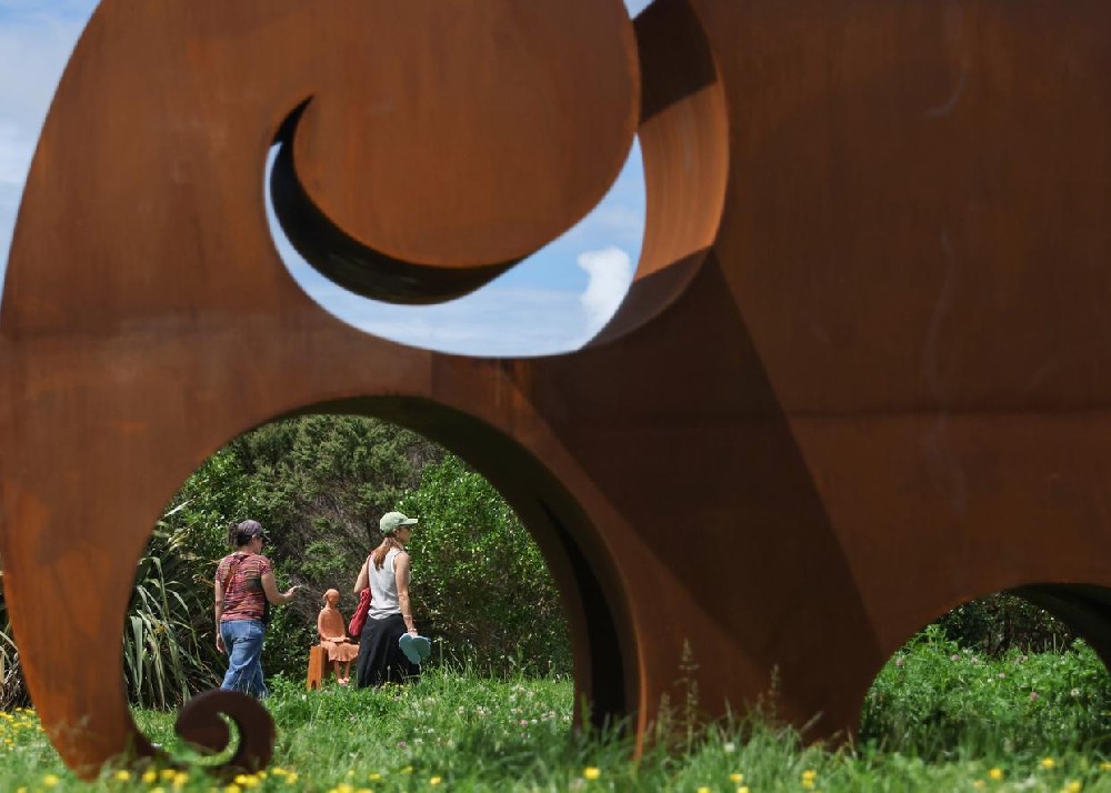 新西兰举行海岸雕塑展 所得款项将用于帮助家庭暴力受害者